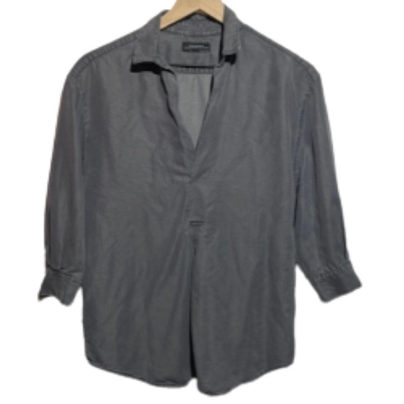 EUC Zara ladies Small denim blouse Vneck with extra button beautiful top 😍 - Picture 1 of 8